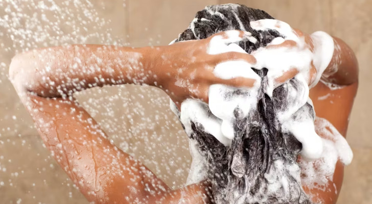 احذر! عادة أثناء الاستحمام في الشتاء قد تسرع تساقط شعرك دون أن تدرك!