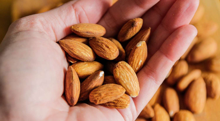 للمرأة بعد الأربعين.. هذا ما سيحدث في جسمك إذا تناولتِ حفنة من اللوز يوميًا!