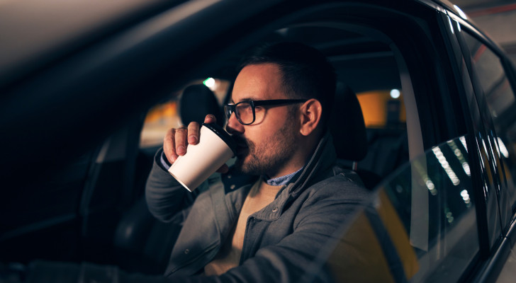 خبراء يحذرون: الإفراط في القهوة أثناء القيادة قد يكون أخطر مما تتخيل!