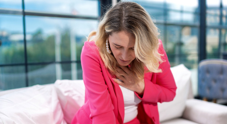 ألم شديد بالصدر: هل هو ذبحة صدرية أم جلطة قلبية؟ إليك الفرق!