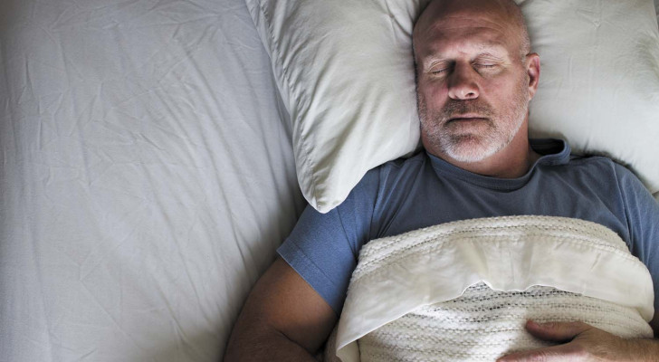 النوم على الظهر يعرّضك لخطر الإصابة بهذا المرض التنفسي .. احذر!