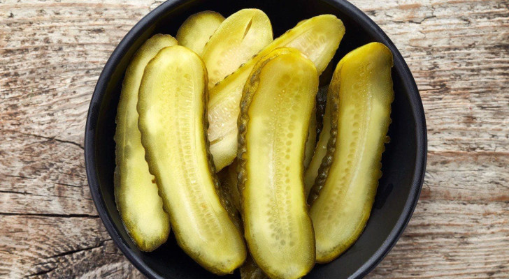 إذا كنت تشتهي المخللات دائما .. هذا ما ينقص جسمك!