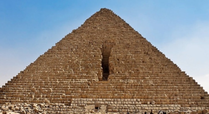 هل هو مدخل سري؟ علماء يكتشفون فراغات غامضة في هرم منقرع بعد 4500 عام!