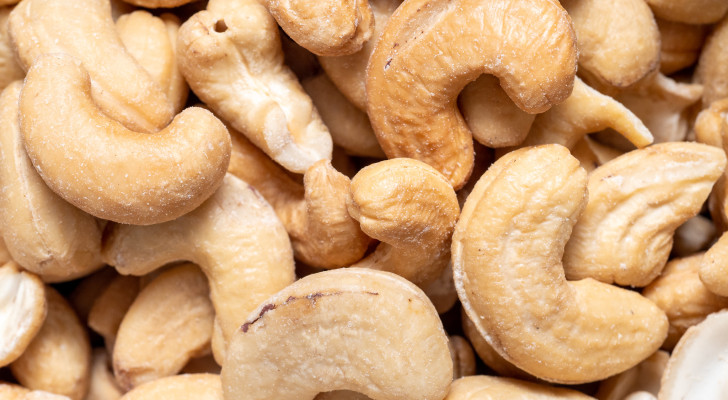ما الأكثر فائدة: المكسرات النيئة أم المحمصة؟