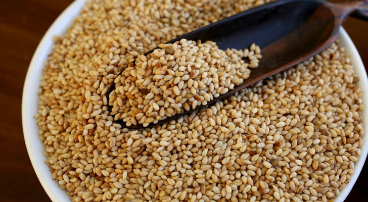 للنساء بعد الـ40: لماذا يجب أن تتناولن بذور السمسم يوميا؟