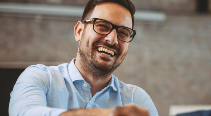 خبراء: الضحك في المواقف الجدية مؤشر على الذكاء!