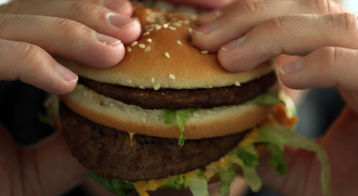 تحد خطير أم مزحة ثقيلة؟ شاب بين الحياة والموت بعد ابتلاع برغر كامل دون مضغ