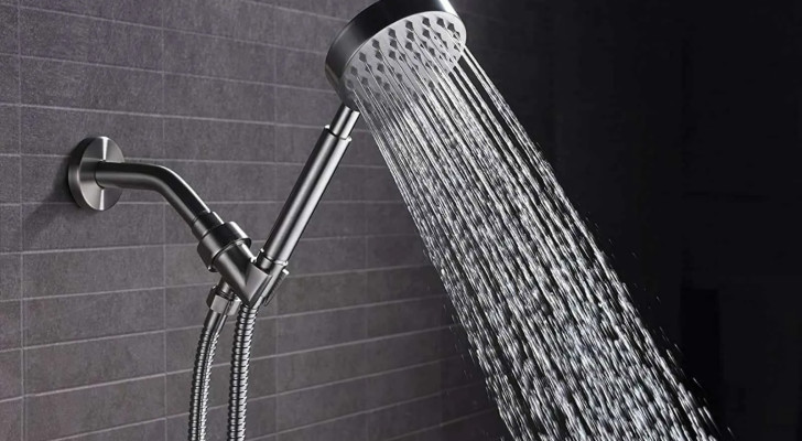 أطباء نفسيون: الاستحمام بالضوء الخافت أو الظلام يخلصك من القلق والتوتر