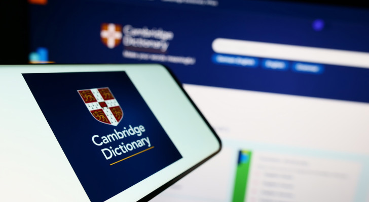 تأثير الإنترنت على العلاقات: قاموس جامعة كامبريدج يختار "Parasocial" كلمة عام 2025!