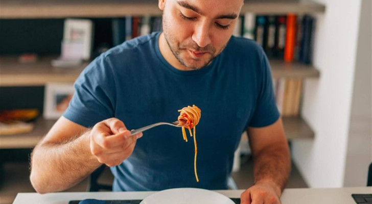 خبراء الصحة: الوحدة على المائدة بلا رفقة خطيرة جدا .. وهذا السبب!