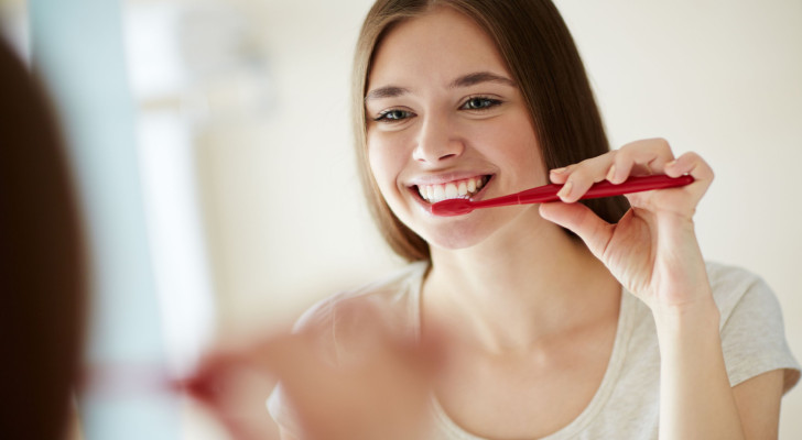 إذا كنت تكتب بيدك اليمنى.. جرب تنظيف أسنانك باليسرى! المفاجأة ستدهشك