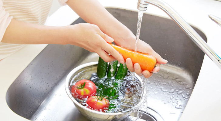 ما الأفضل لغسل الخضار والفواكه: صودا الخبز والماء أم الخل والماء؟