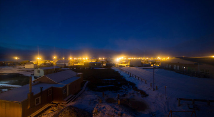 ليل لا ينتهي.. الشمس ودعت سكان هذه المدينة رسميا ولن تعود قبل 22 يناير 2026