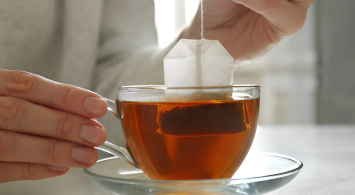 كارثة غير مسبوقة.. ميدالية الشاي تطلق 3.1 مليار قطعة بلاستيكية نانوية في الكوب الواحد!