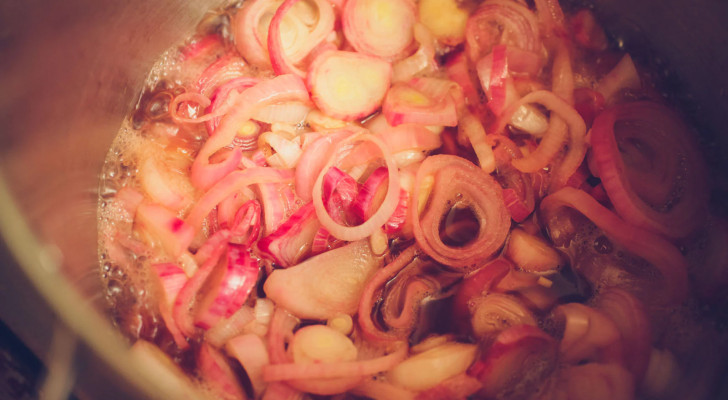 لماذا يوصي الأطباء بتناول البصل الأحمر المنقوع بالخل؟