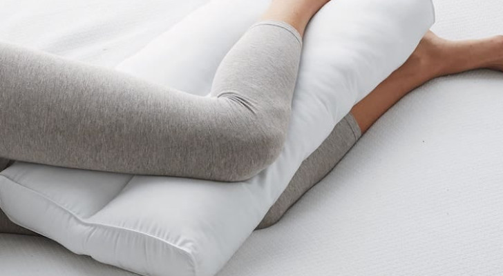 لمن يعانون من آلام الظهر.. 5 فوائد مذهلة لوضع وسادة بين الساقين أثناء النوم!
