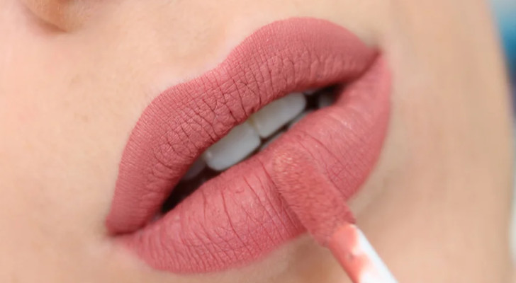 خبراء: وضع أحمر الشفاه يحسن عمل دماغ المرأة!