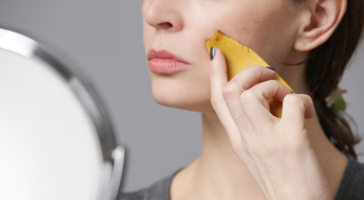 صيحة فرك الوجه بقشر الموز.. هل تعادل تأثير البوتوكس؟