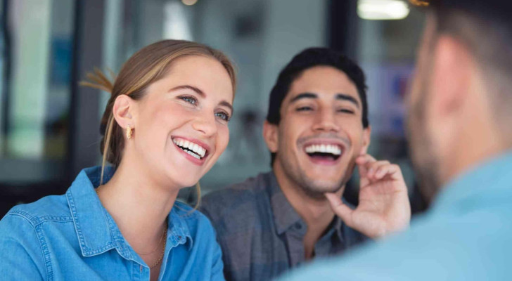 لماذا تشعر بالسعادة عند رؤية صديقك المفضل؟ العلم يجيب!