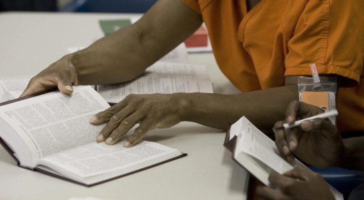 البرازيل تكافئ السجناء بالحرية… مقابل قراءة الكتب!