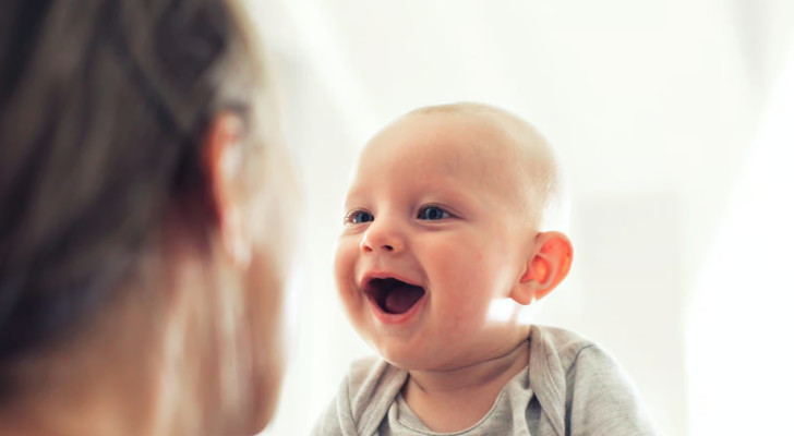 خبراء: إذا ابتسم لك طفل رضيع أو حديث ولادة، فاعلم أنه أحبك وشعر بالطمأنينة معك!