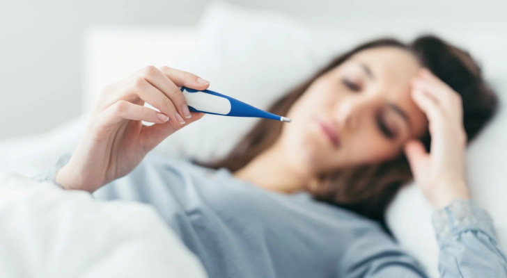 سؤال وجواب: أعاني من ارتفاع درجة الحرارة والقشعريرة ليلا باستمرار بالرغم من عدم إصابتي بأي مرض، ما السبب؟