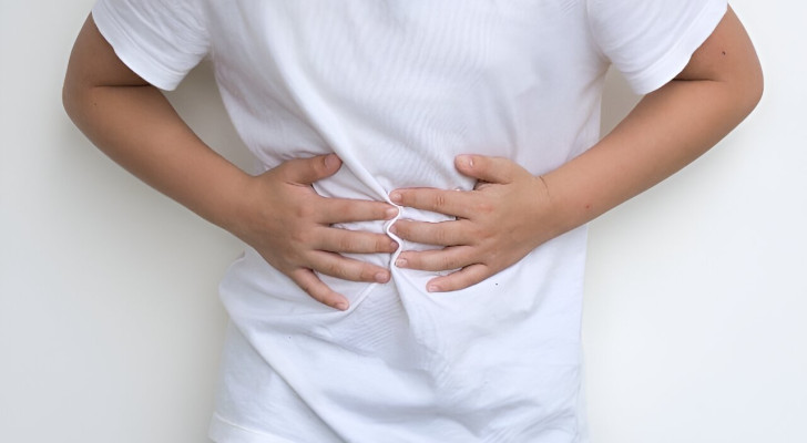 لا تنتظر! ألم المعدة المستمر عند الأطفال قد يكون مؤشرا لحالة خطيرة