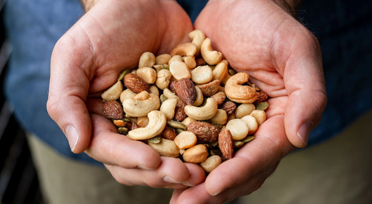 نوع من المكسرات يحسن الخصوبة والقدرة الإنجابية عند الرجال