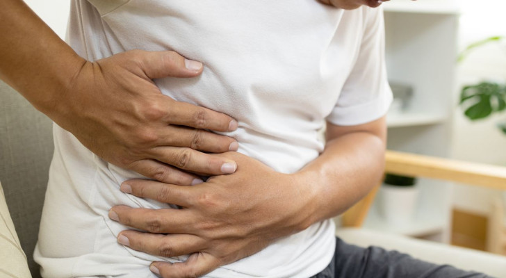 سؤال وجواب: أعاني من ألم في أعلى البطن من الجهة اليمنى: هل هو مرارة أم كبد أم قولون أم شيء أخطر؟