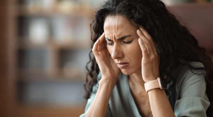 النساء أكثر عرضة للصداع النصفي بثلاث مرات من الرجال.. ولكن لماذا؟
