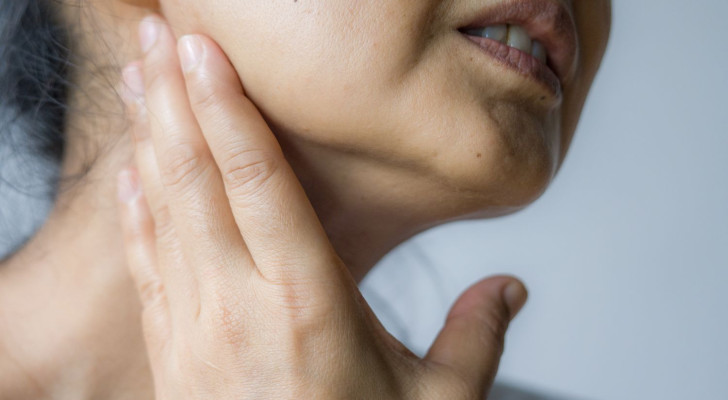 طقطقة الفك أثناء الحديث أو الطعام.. إشارة إلى ثلاث مشكلات صحية لا تتجاهلها