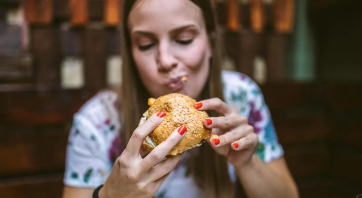 بعد تناول الطعام.. المرأة تصبح أكثر رومانسية! ولكن ما السبب العلمي وراء ذلك؟