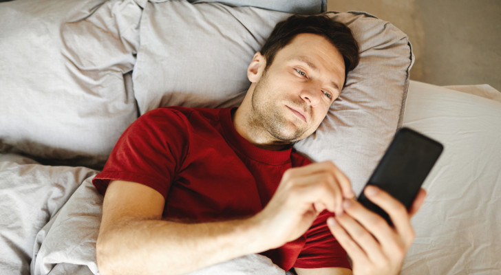 هل تتفقد هاتفك فور استيقاظك؟ احذر… هذه العادة قد تفسد يومك!