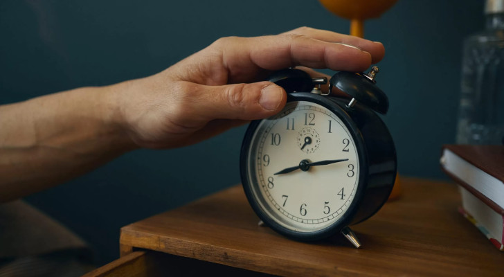 لماذا نستيقظ قبل المنبه بدقائق؟ السبب العلمي سيفاجئك!