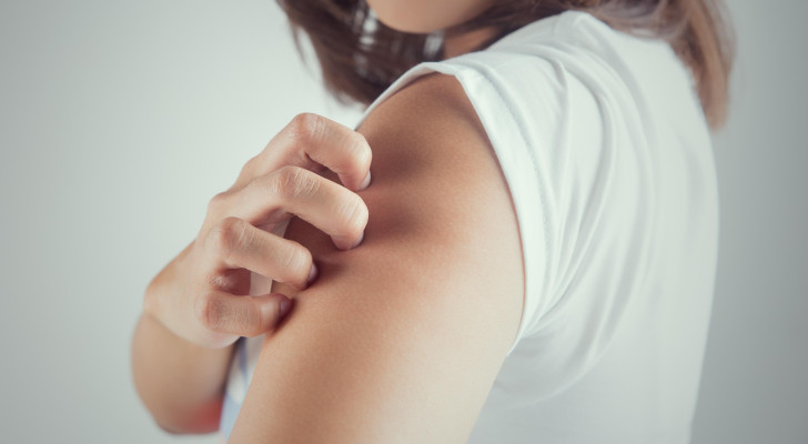 سؤال وجواب: أشعر بحكة دائمة في جسدي بدون أي طفح جلدي، لدرجة أنني لا أستطيع النوم ليلا. ما سببها؟