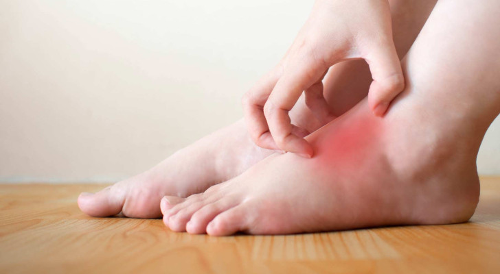حكة القدمين المستمرة.. إشارة لثلاثة أمراض خطيرة!