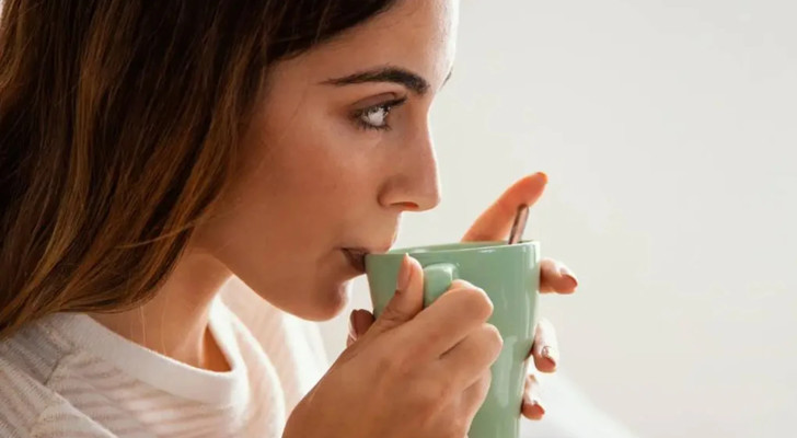 "الشاي".. عادة إنجليزية بسيطة تحمي النساء من هشاشة العظام مع تقدم السن