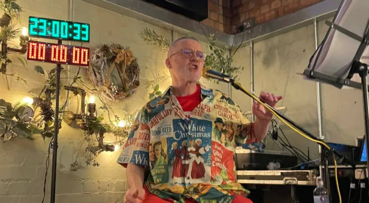 بريطاني يحطم رقما قياسيا في غينيس ويغني أغاني الكريسماس لمدة 42 ساعة متواصلة!