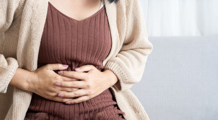 للنساء في سن الأربعين .. كيف تفرقين بين آلام القولون العصبي وآلام المشاكل الرحمية؟
