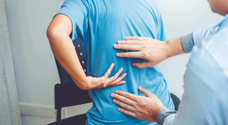 شاب يشعر بألم مزمن في الظهر وتصلب عصبي: وعند الفحص كانت بعض الأنزيمات مرتفعة: ما التفسير؟