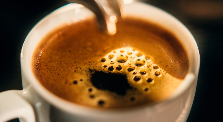 ماذا يحدث لجسمك إذا شربت القهوة على معدة فارغة فور استيقاظك من النوم؟