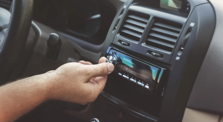 هل تخفض صوت الموسيقى أثناء ركن سيارتك؟ علماء يوضحون السبب!