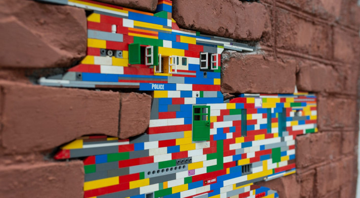 في ألمانيا.. فنان يصلح شقوق المباني التالفة بقطع الليغو! لوحة جمالية لافتة!