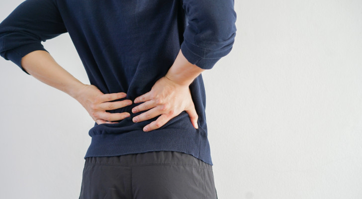 ما علامات وأعراض سرطان القولون المنتشر للعظام؟