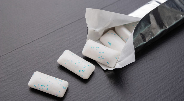 خبراء من بولندا: مضغ العلكة يهدئ دماغك ويخفف التوتر… لكن ليس دائما!