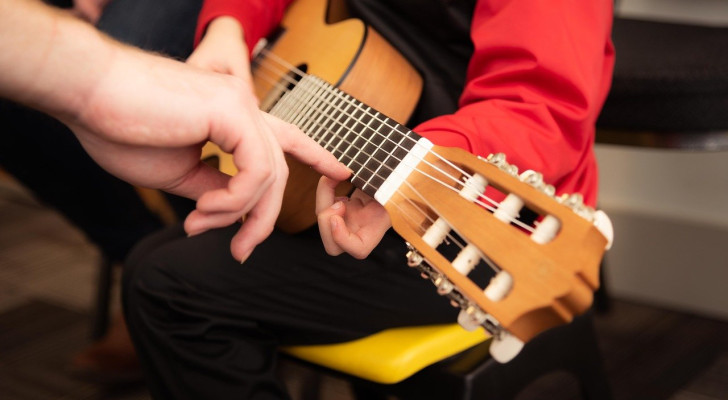 أبحاث: دروس الموسيقى تنمي دماغ الطفل أسرع من الواجبات المنزلية!