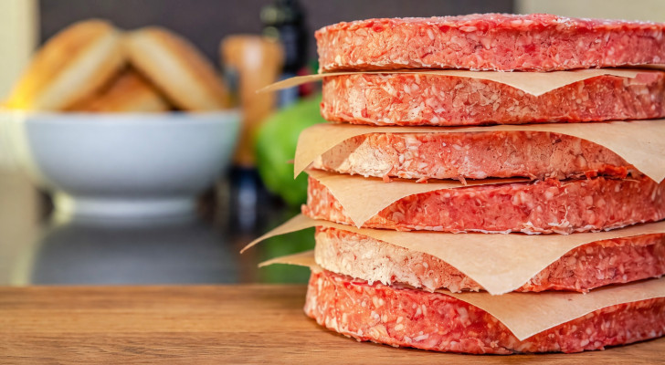 كيف تعرف أن البرغر ليس 100% لحم بقري؟ علامات واضحة تكشف الإضافات الصناعية