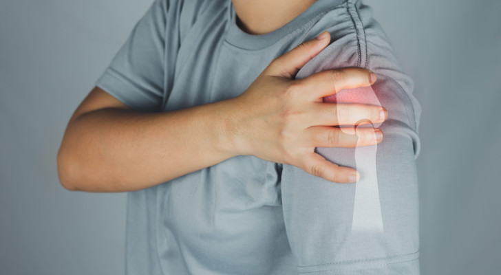 ما سبب الشعور بالخدر والتنميل في الكتف في بعض الأحيان؟