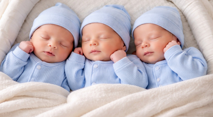 أم لـ 3 أولاد كانت تنتظر بشدة فتاة، والمفاجأة صدمة: أنجبت 3 توائم أولاد! إليكم الحكاية