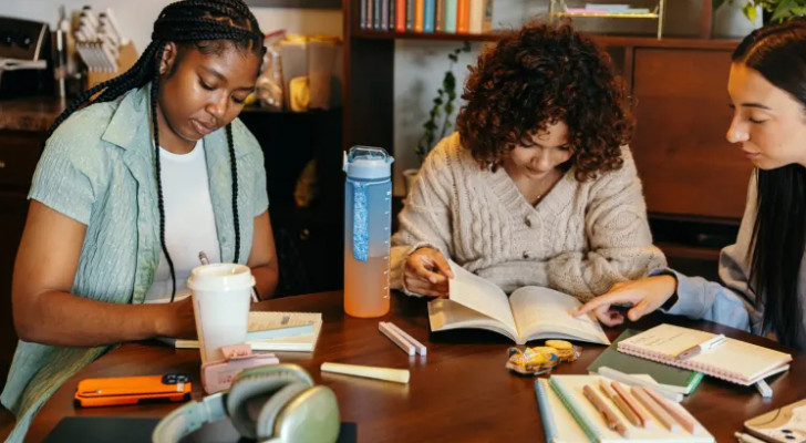 المهام الوظيفية لم تعد مملة في 2026: ما هو ترند الـ "Admin Night" مع الأصدقاء؟